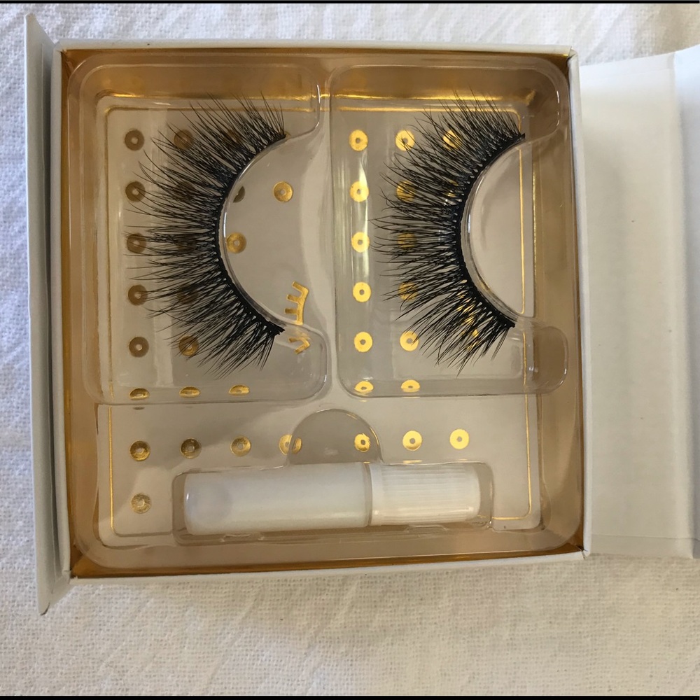Battington Lashes in Harlow with mini glue